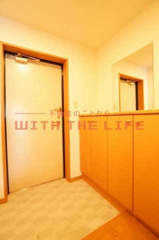 ステラコート弐番館【キャッシュバック対象物件】の玄関|明るい玄関です