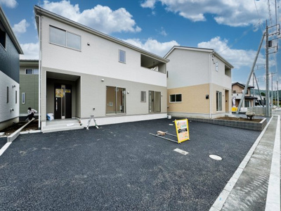 【駐車場】 | クレイドルガーデン　太田市大島町第2　2号棟 | 並列駐車可能なカースペースです！お客様も遊びに来やすいですね♪