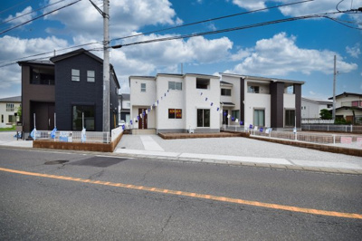 【前面道路含む現地写真】 | Livele Garden.S　太田第6大原町　2号棟 | 並列駐車可能なカースペースです！お客様も遊びに来やすいですね♪