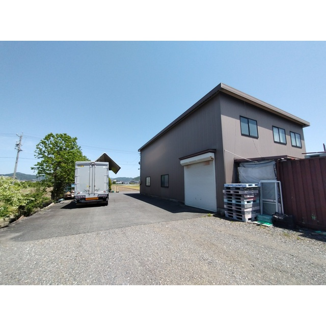 本巣市北野の倉庫の外観