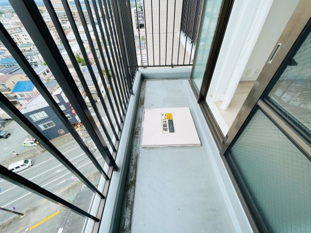 グリーンパーク西八王子【仲介手数料無料】　八王子市追分町17-4　中古マンションのバルコニー|3部屋から出入り可能なバルコニーです。
～仲介手数料無料☆八王子ひなた不動産～グリーンパーク西八王子