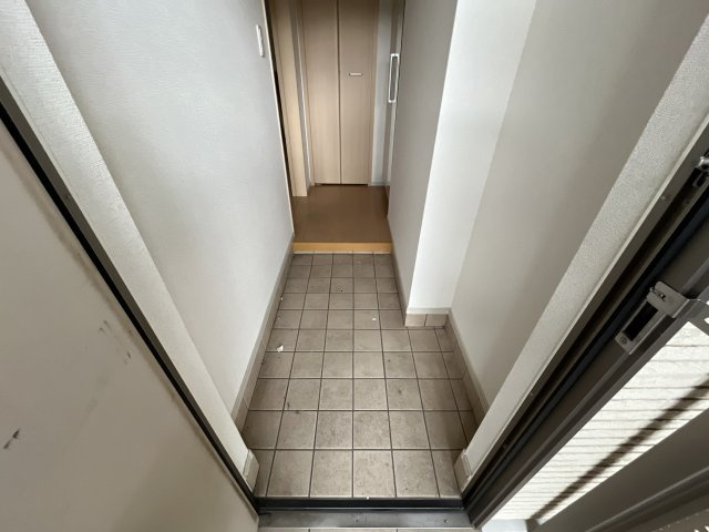 ホワイトローズの玄関