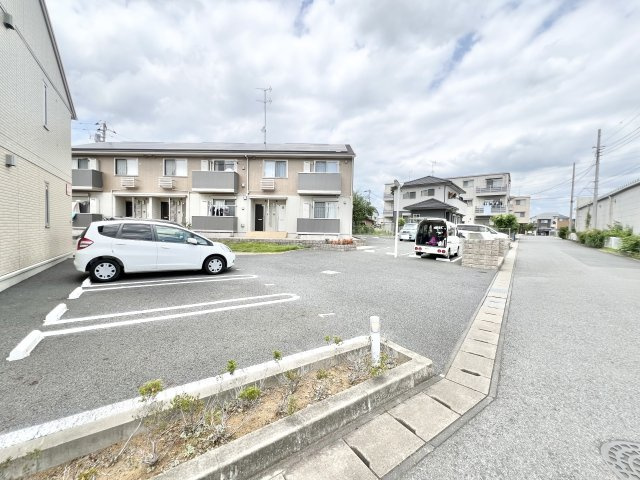 オリオンクレストの駐車場|駐車場があるので、車を買う予定の方も安心です