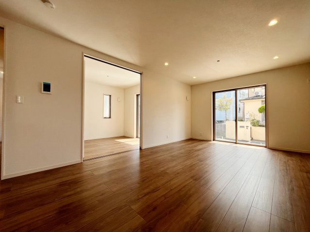 『八王子市新築戸建て』八王子市絹ケ丘2-49‐11【仲介手数料無料】　５期の居間・リビング|南東向きのリビングです。～仲介手数料無料☆八王子ひなた不動産～八王子市絹ケ丘　新築戸建て