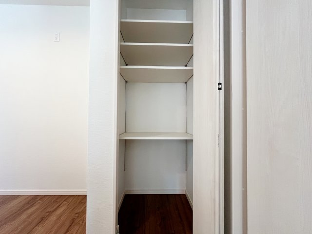 『八王子市新築戸建て』八王子市絹ケ丘2-49‐11【仲介手数料無料】　５期の収納|パントリーがキッチンにはございます。収納できて便利です。～仲介手数料無料☆八王子ひなた不動産～八王子市絹ケ丘　新築戸建て