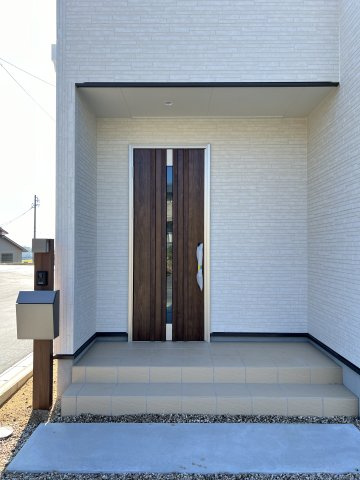碧南市坂口町2期　新築住宅　２号棟のエントランス