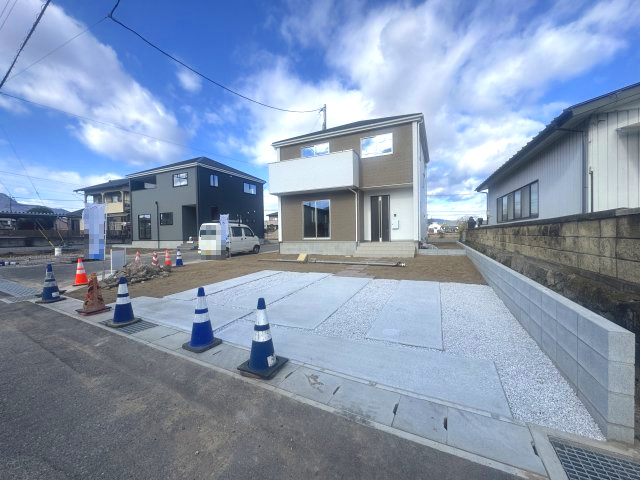 新築　渋川市半田5期　2号棟の駐車場|現地写真　駐車スペースは並列3台分可能です！
