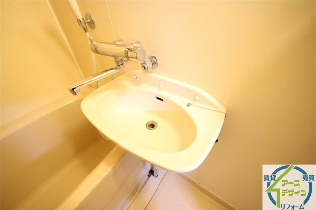 正井ビルの洗面所|スペースが確保できる洗面所です