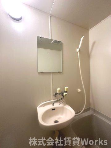 コーポいずみの洗面所|スペースが確保できる洗面所です