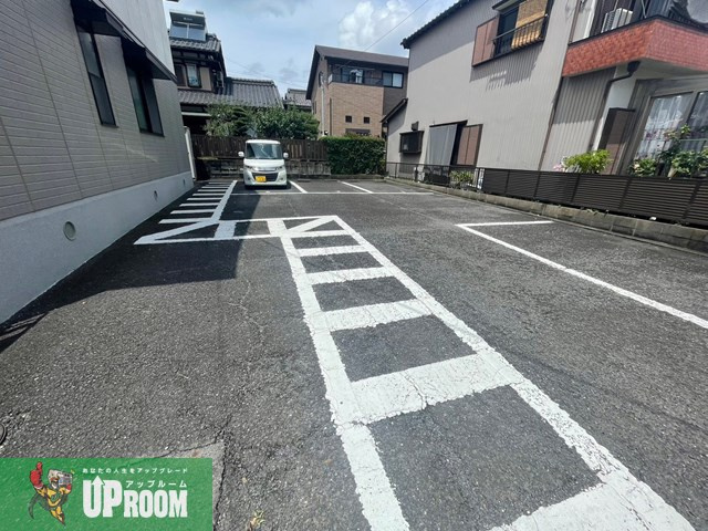 ファミール三嶋の駐車場