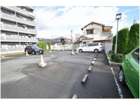 高槻市南庄所町のアパートの駐車場
