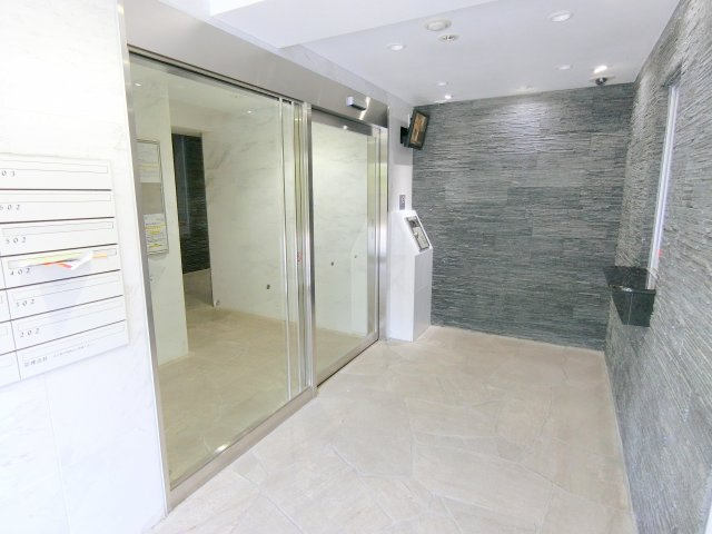 ヴァレッシア蒲田シティのエントランス|防犯カメラTVモニター付オートロック宅配BOXメールBOX　エントランス