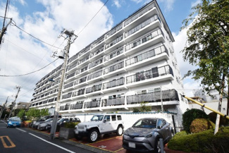【外観】 | 青空によく映える建物です。手入れの行き届いた外壁やマンション正面エントランスなど、綺麗な姿をぜひ一度、現地にてご覧ください。～即日のご見学可能～　お問合せはお気軽にどうぞ。

