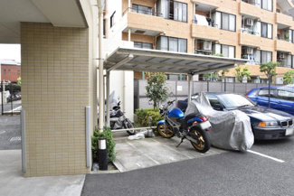 【駐車場】 | バイク置き場。空き区画の有無や駐輪料金、サイズおよび排気量規定などについては、改めてお問い合わせください。～即日のご見学可能～　お問合せはお気軽にどうぞ。
