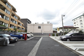 【駐車場】 | マンションの駐車場スペース。空きの有無や駐車料金、サイズ規定などについては、改めてお問い合わせください。～即日のご見学可能～　お問合せはお気軽にどうぞ。

