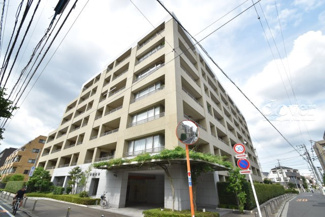 【外観】 | 手入れの行き届いた外壁やエントランスなど、「見ればわかる」レベルで清潔感を保ったマンションです。築年数を感じさせない姿で皆様をお出迎えします。～即日のご見学可能～　お問合せはお気軽にどうぞ。
