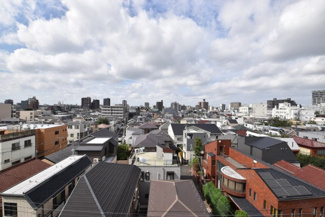 【展望】 | 眼前に広がる空の雄大さと、このお部屋の自慢の一つである「眺望」をご覧ください。毎日、この景色を独り占めできる新生活に夢が広がります。～即日のご見学可能～　お問合せはお気軽にどうぞ。