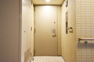 【その他共用部分】 | 皆様をお迎えする、お部屋の玄関ドア。開けやすさや開放角度、ドアノブの操作しやすさや鍵の形状などを、現地で一度ご確認ください。～即日のご見学可能～　お問合せはお気軽にどうぞ。