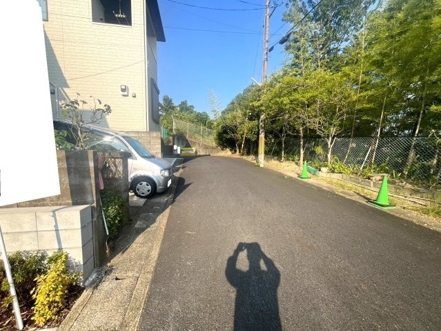 ◆限定１区画新築分譲◆南東向きオール電化仕様の３ＬＤＫ◆並列駐車２台可◆城陽富野鷺坂山の前面道路含む現地写真|前道道路