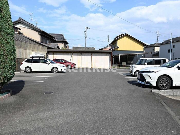 サニーホームズの駐車場