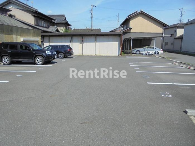 サニーホームズの駐車場