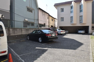 【駐車場】 | マンションの駐車場スペース。空きの有無や駐車料金、サイズ規定などについては、改めてお問い合わせください。～即日のご見学可能～　お問合せはお気軽にどうぞ。
