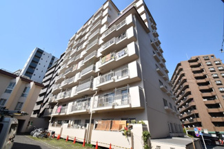【外観】 | 青空によく映える建物です。手入れの行き届いた外壁やマンション正面エントランスなど、綺麗な姿をぜひ一度、現地にてご覧ください。～即日のご見学可能～　お問合せはお気軽にどうぞ。
