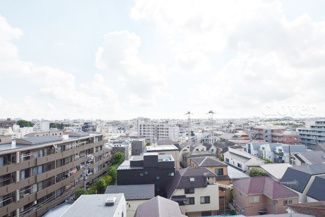 【展望】 | 眼前に広がる空の雄大さと、このお部屋の自慢の一つである「眺望」をご覧ください。毎日、この景色を独り占めできる新生活に夢が広がります。～即日のご見学可能～　お問合せはお気軽にどうぞ。