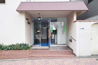 【エントランス】 | お客様を、そして住人を出迎えてくれるマンションのエントランス。ゴミが落ちていないことからも、管理状態の良さや住民の節度の高さが見て取れます。～即日のご見学可能～　お問合せはお気軽にどうぞ。