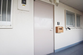 【その他共用部分】 | 皆様をお迎えする、お部屋の玄関ドア。開けやすさや開放角度、ドアノブの操作しやすさや鍵の形状などを、現地で一度ご確認ください。～即日のご見学可能～　お問合せはお気軽にどうぞ。