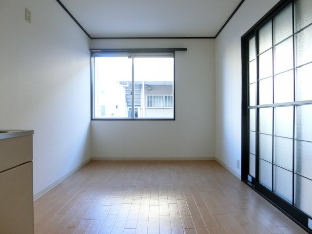 アーバンハイツⅡの居間・リビング|同物件別部屋