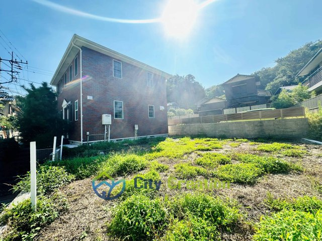 鎌倉市浄明寺5丁目　大型リフォーム住宅の前面道路含む現地写真