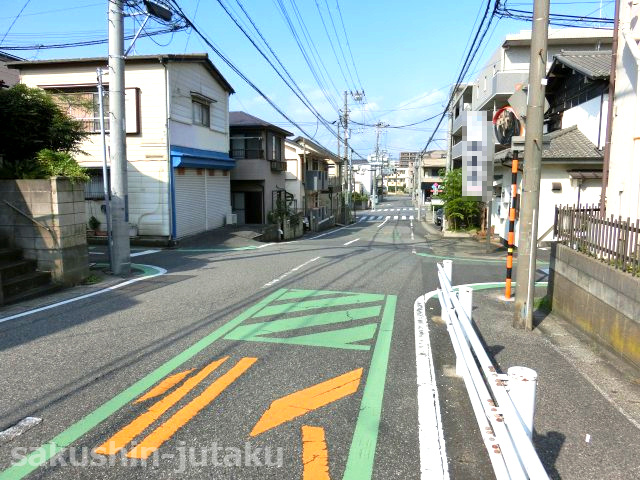 検見川町３丁目　売地の前面道路含む現地写真|東南側８ｍ公道×南西側４ｍ公道
