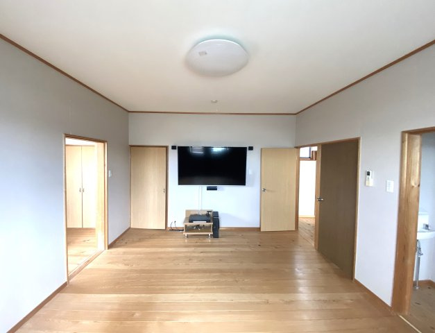 【居間・リビング】 | 菊池市片角 | ☆2階のリビングとして使用できるお部屋です☆テレビとスピーカーはそのままでお引渡しです☆