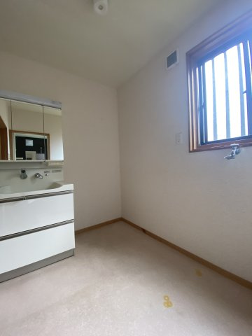 【脱衣所】 | 菊池市片角 | ☆三面鏡付き独立洗面台☆鏡裏にも収納できます☆