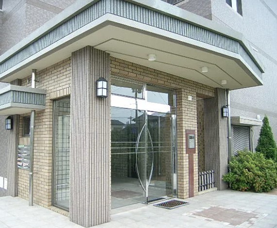 クレスト大善寺のエントランス