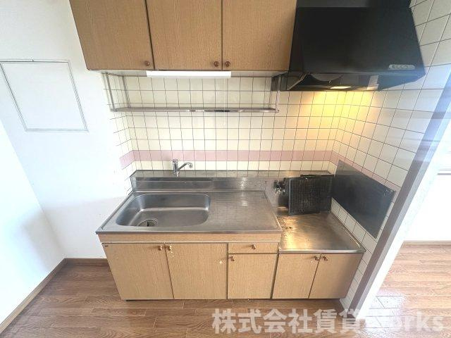 ルシェルブルーのキッチン|コンパクトなキッチンで掃除もラクラク