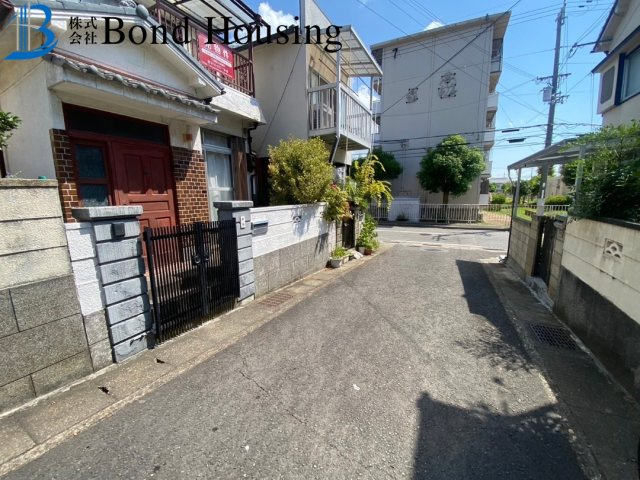 建替え用地　収益として　王塚台4丁目　中古戸建　築46年の前面道路含む現地写真