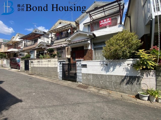 建替え用地　収益として　王塚台4丁目　中古戸建　築46年の前面道路含む現地写真