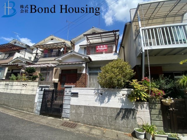 建替え用地　収益として　王塚台4丁目　中古戸建　築46年の前面道路含む現地写真