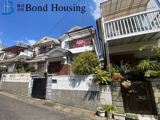 建替え用地　収益として　王塚台4丁目　中古戸建　築46年の前面道路含む現地写真