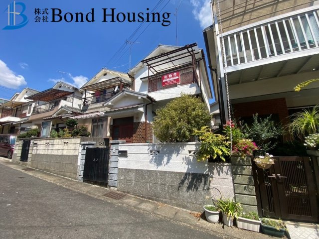 建替え用地　収益として　王塚台4丁目　中古戸建　築46年の前面道路含む現地写真