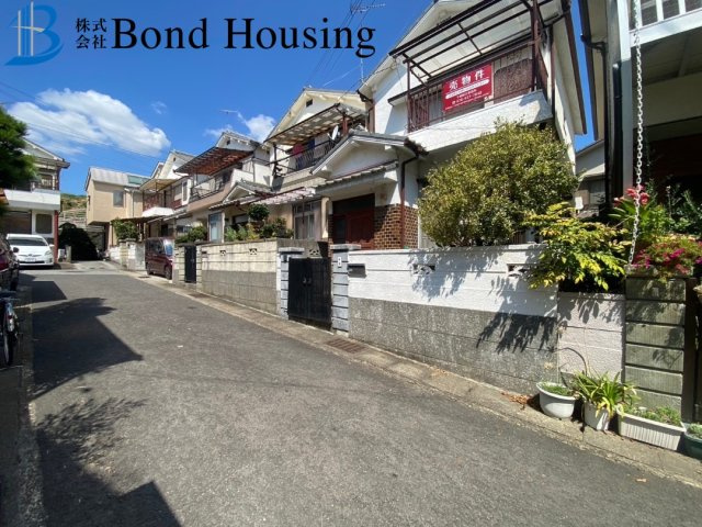 建替え用地　収益として　王塚台4丁目　中古戸建　築46年の前面道路含む現地写真