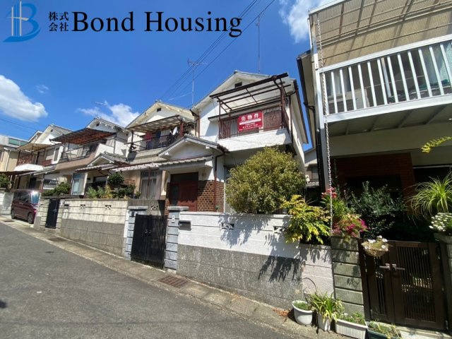 建替え用地　収益として　王塚台4丁目　中古戸建　築46年の前面道路含む現地写真