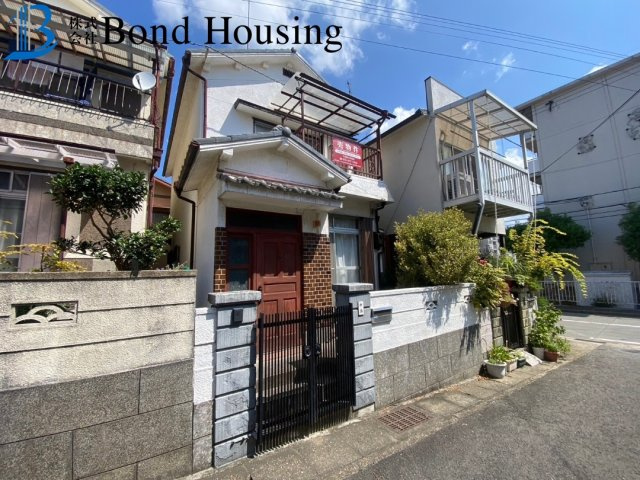 建替え用地　収益として　王塚台4丁目　中古戸建　築46年の前面道路含む現地写真