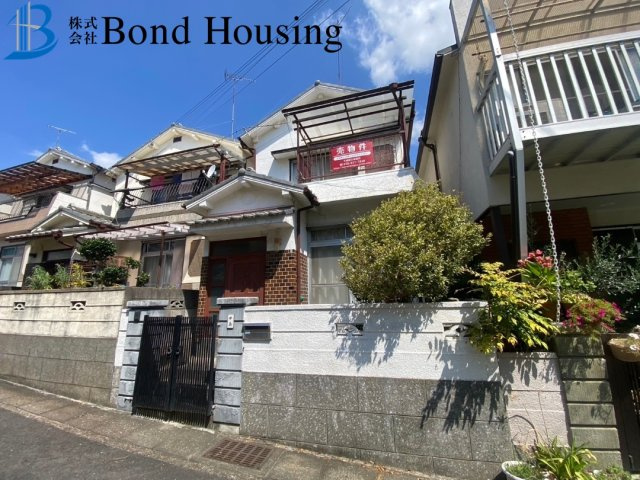 建替え用地　収益として　王塚台4丁目　中古戸建　築46年の前面道路含む現地写真