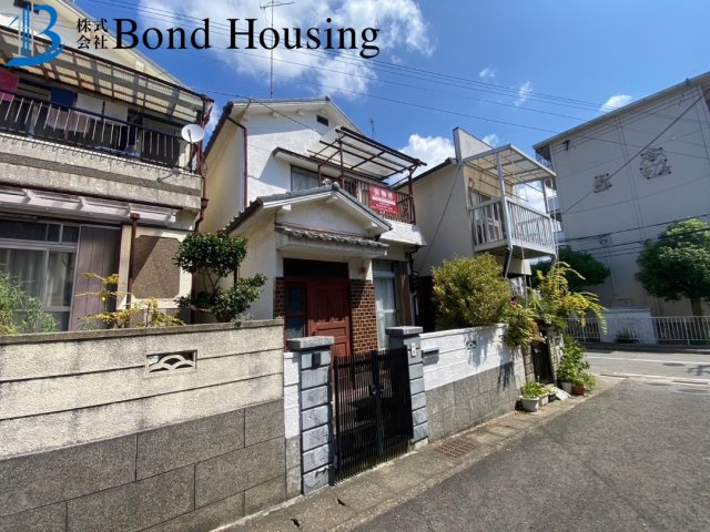 建替え用地　収益として　王塚台4丁目　中古戸建　築46年の前面道路含む現地写真