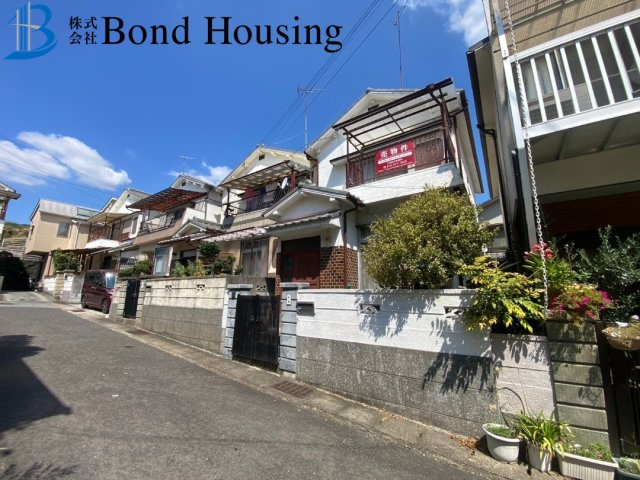 建替え用地　収益として　王塚台4丁目　中古戸建　築46年の前面道路含む現地写真