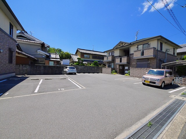 カクタス　フローラ(筒井町1652-1)の駐車場
