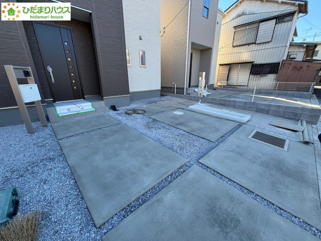 蓮田市閏戸　第4　新築一戸建て　リーブルガーデン　01の駐車場